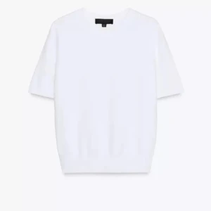 Vit basic stickad t-shirt med kort ärm - En klassisk vit t-shirt med rund hals och korta ärmar. Perfekt för en clean och enkel stil. T-shirten har en rak passform och är tillverkad i mjuk bomull som känns skön mot huden.