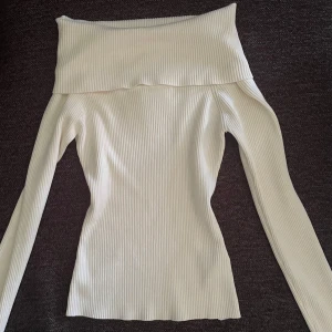 Off shoulder ribbad topp från NA-KD - Superfin oanvänd off shoulder topp från NA-KD i ribbad, stretchig kvalitet. 