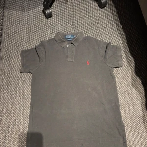 ralph lauren pike - modell| custom fit| storlek M| skick 8/10 andvänd men inga defekter| pm för mer info