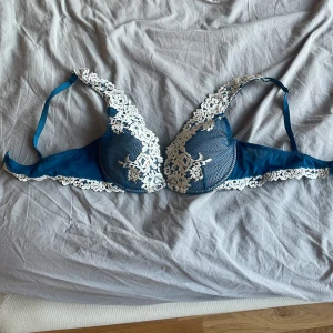 Intimissmi bh  - Jag säljer denna populär snygga blå bh från intimissimi med vacker vit spets och blommönster. Den har justerbara axelband och är i mycket bra skick! Skriv till mig vid funderingar eller frågor, 75b