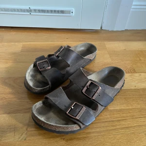 Birkenstock Arizona - Riktigt feta birkenstock Arizona i storlek 42. Skick 7/10 finns några defekter men de är ju äkta birkenstock så de håller hur många år som helst! Tveka inte med att ställa frågor!