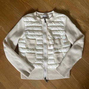 Moncler cardigan - Säljer en snygg vit Moncler cardigan i mycket bra skick. 3 jätte små anmärkningar finns. (Kan lösa bild privat). Men inget man märker vid användning. Storlek XS