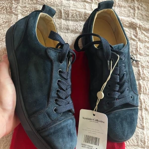 Christian louboutin - Säljer ett par rätt sällsynta loubs i mörkblå färg med Louboutin logga på hälen. En dustbag medföljer och skick ser ni på bilderna. Köpt från Vestiaire Collective och även genomgått äkthetskontroll. Vestiaire tag medföljer också och sitter fortfarande kvar på skorna