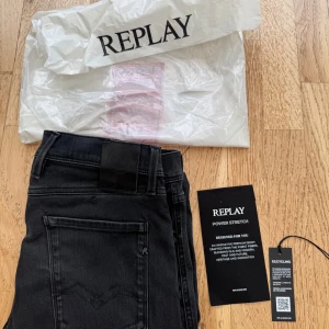 Replay anbass jeans -  mörkgrå Replay Anbass jeans (slimfit)! Jeansen är i perfekt skick! Size 33/32. Skriv vid funderingar!