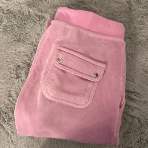 Rosa juicy byxor  - Ljus rosa juicy couture byxor i storlek xs, saknar en metall sak se bild annrs bra skick 