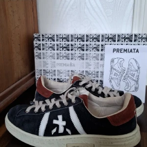 Premiata Skor - Säljer dessa sjukt snygga Premiata skor. Skorna är i väldigt bra skick, skulle säga 8,5! De kommer med allt Og! Storlek 41/42. Pris: 1149! Skicka till mig för mer information och mått.