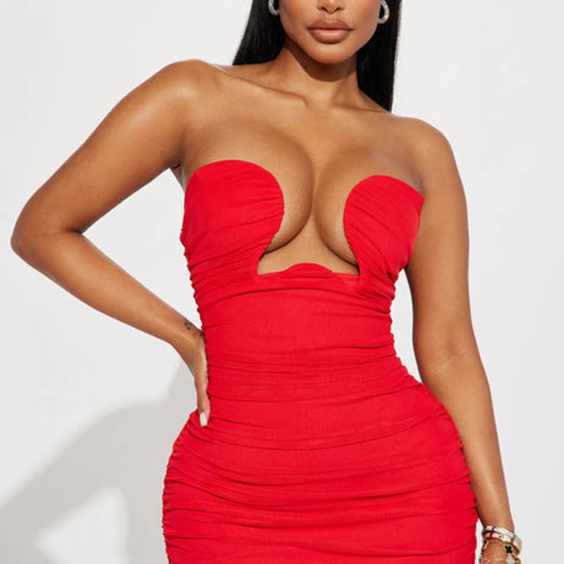 Röd axelbandslös miniklänning