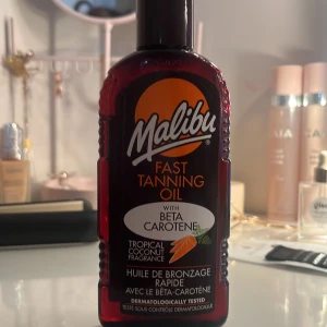 Malibu Fast Tanning Oil 200ml - Malibu Fast Tanning Oil med beta-karoten och tropisk kokosdoft. Oljan kommer i en mörkröd plastflaska på 200 ml och ger huden en solkysst look. Perfekt för dig som vill boosta brännan snabbt och få en fräsch glow med exotisk doft.
