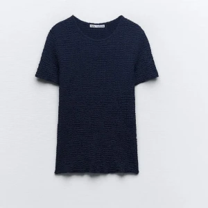 blå strukturerad topp - En stilren mörkblå t-shirt från Zara med korta ärmar och coolt strukturerat tyg. Perfekt för dig som gillar en enkel men ändå unik look. Rund halsringning och normal passform. ej användning 
