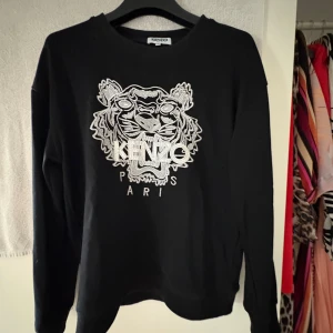 Kenzo tröja - Inga skador eller nått speciellt på denna tröjan allt e som de ska och det är bara o göra av sig om det är något. Det står L men skulle verkligen inte säga att det är det eftersom kenzo är litet i storleken, den sitter som M