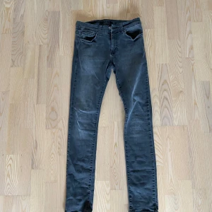 Grå jeans från William Baxter - Säljer ett par grå jeans från William Baxter.