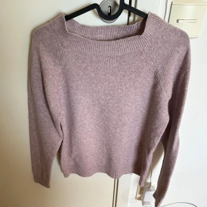 Rosa stickad tröja  - Säljer denna rosa stickade tröjan från vero Moda i storlek xs. Den är nopprig, då den använts en del gånger. Färgen kan se lite annorlunda ut på bilderna jämfört med i verkligheten 