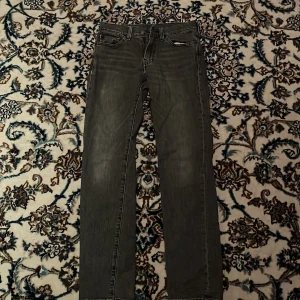 Levis jeans 511 - Levis jeans 511 W28 L30 fint skick, inga defekter. Säljer pga att de är för små. Ställ gärna frågor, pris kan diskuteras 