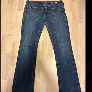 Miss Me bootcut jeans - SÄLJER DOM MED GRATIS FRAKT PÅ MIN PROFIL!! - Har postat samma jeans på min profil men den har gratis frakt, DOM HÄR JEANSEN SÄLJS INTE LÄNGRE!!!