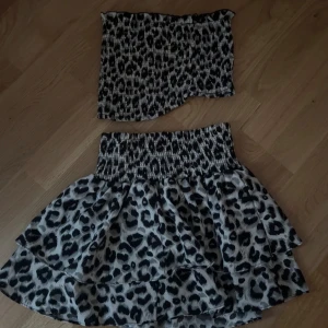 Leopardmönstrad volangkjol - Ett set med kjol och tubtopp. Endast provad.