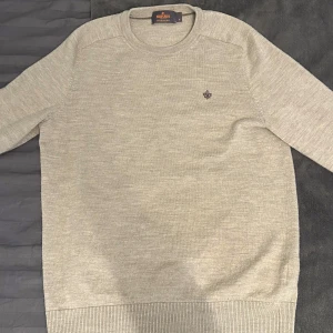 Morris tröja - Morris|storlek M|fint skick|inga defekter|beige|stickad|skriv vid minsta fråga