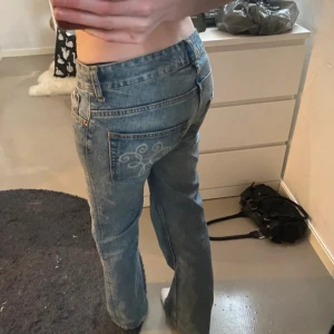 Lågmidjade bootcut jeans  - Så så fina Lågmidjade bootcut jeans med coola detaljer på bakfickorna. Vet ej va de kommer ifrån. Säljer då de inte kommer till användning. Jag har sytt om de en gång för att få de mer lågmidjade men är fortfarande i jättefint skick. Storlek 29/30 men skulle säga att de sitter som S/M. Skriv om frågor!💓  Midjemått rakt över: 40cm  Innerbenslängd:78cm