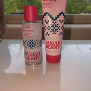 PINK Sugar Berry Body Mist & Lotion - Doften är söt och bärig med inslag av hallon och sockervadd. Köpt på vinted i samma skick som jag fått hem de, endast provat en dutt av Lotionen på handen men tyvärr inte min doft, men som man ser är den ganska använd. Ca 70% kvar då jag jämfört med en oanvänd. Misten är lite mer än hälften kvar o endast provsprutat för att kolla så allt luktar bra vilket de gör. Säljs då de inte kommer komma till användning, köpt för 330 på vinted i tron att de var nytt.. 