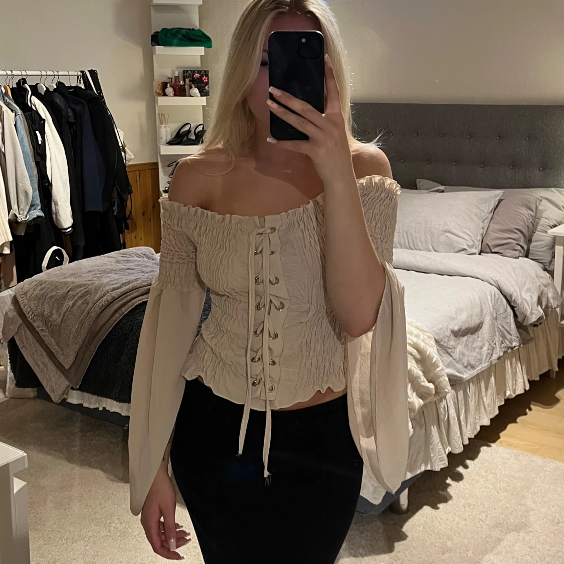 Beige offshoulder topp med snörning