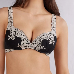 Svart spetskorsett med blommig brodyr - Pretty Flowers Gioia Super Push-Up Bra ifrån Intimissimi. Användt 1 gång! 🫶säljer pga ingen användning. 