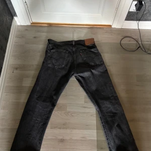Levi's 501  - Hej jag säljer nu min levis 501 som inte blivit använda på något år w33 L 30. Super fina inga defekter. Pruta i rimlig mängd 🙃