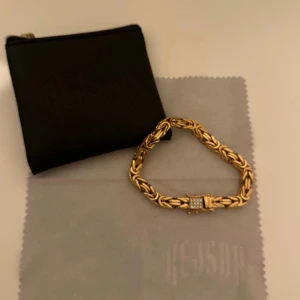 Armband guldplaterad från kejsar 😁 - Snyggt armband som är 6mm bredd och 21cm i längd från kejsar perfekt för dig som vill synas den är helt ny använd bara är i 1 vecka   DE BARA HÖR AV dig  ❤️