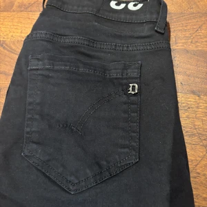 Dondup George jeans - Svarta Dondup George i bra skick! W32 och 100cm i längden. Skriv gärna om det är något du funderar över. Leon