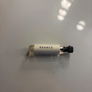 Parfym från Essnce - Parfym tester 2 ml från Essnce i doften Femina Vivit som är inspirerad av Armani Si, perfekt om man vill testa parfymen innan man köper en stor så man vet om man gillar den eller inte.💗