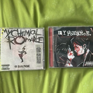 my chemical romance CD skivor - två mcr skivor- ”the black parade” och ”three cheers for sweet revenge”, båda i nytt skick och aldrig spelade ❣️ 170kr för båda eller 90kr för en !!