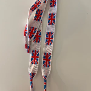 Nya oanvända skosnören Engelska flaggan - Nya oanvända skosnören. Frakt på 22 tillkommer. Betalning sker via Swish.