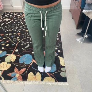 Gröna linnebyxor från Roxy  - Jättefina gröna linnebyxor som inte används på ett tag. Är XS men passar bra på mig som brukar vara S.