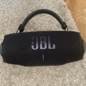 JBL Högtalare  - Säljer min nästan helt nya JBL högtalare. Köptes för ca 4 månader sen och har använts ett par fåtal gånger. Jag har 2 andra så denna kommer inte till använd. Ljudet är dock otroligt bra och skickar även video med ljud på om de behövs. Den har inga defekter alls! Köptes för 2300 kr! 
