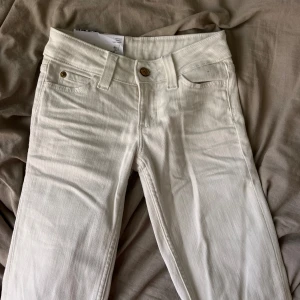 Vita bootcut jeans från Cheap Monday - vita lowwaist jeans, köpte och var tyvärr försmå. dom har bara provats annars helt oanvända och legat kvar i beställnings påsen.🌟🍸storlek 24/32