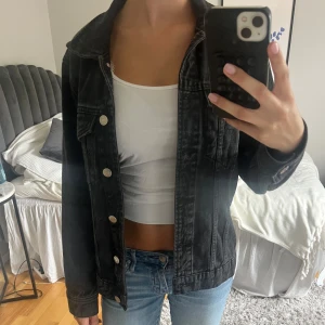 Grå jeans jacka  - Jätte snygg jeans jacka från Gina tricot. Köptes för ett tag sedan men kommer tyvärr inte till användning. Väldigt fint skick. 
