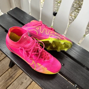 Nike Air Zoom Mercurial rosa fotbollsskor - Säljer ett par Nike Air Zoom Mercurial fotbollsskor. använda men i väldigt bra skick.