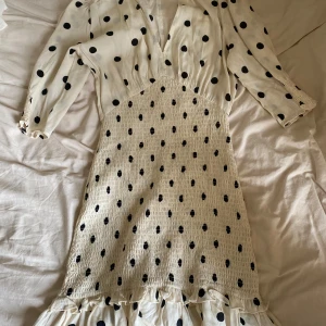 Prickig klänning  - Säljer denna klänningen ifrån H&M i storlek Xs