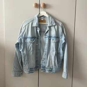Ljusblå jeansjacka  - Säljer denna ljusblå jeansjacka från H&M i mycket bra skick. Den är i storlek XS men har en oversized passform. Säljer för 350kr