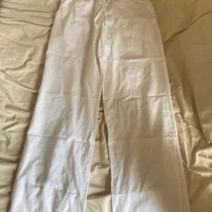 Vita linnebyxor  - Säljer dem här linnebyxoran ifrån Gina tricot i storlek Xs/S ❤️