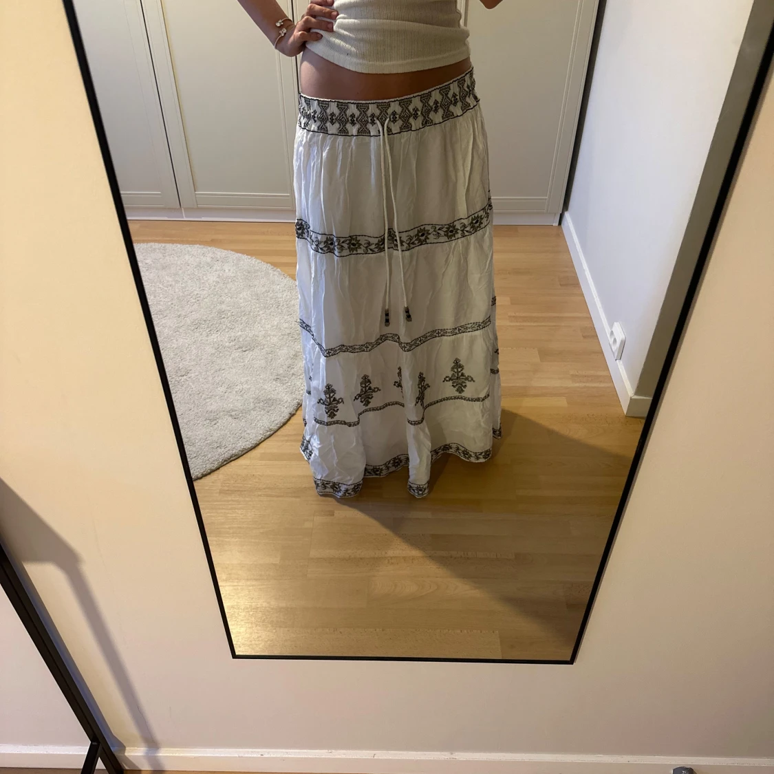 Vit långkjol med broderade detaljer - 1