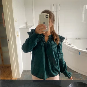 Mörkgrön fin blus! - Säljer en superfin mörkgrön blus endast använd fåtal gånger! I princip helt ny med inga defekter!🌸💗