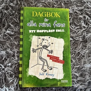 Dagbok för alla mina fans: Ett hopplöst fall - En rolig och lättläst bok om Greg Heffleys pinsamma och galna vardag. Full av humoristiska illustrationer och knasiga situationer som många unga kan känna igen sig i. Perfekt för dig som gillar att skratta och vill ha en bok som är svår att lägga ifrån sig!