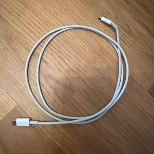 Apple USB kabel  - Säljer min Apple USB-Kabel. Den fungerar som den ska och är i gott skick, men har lite slitage (se bild) 