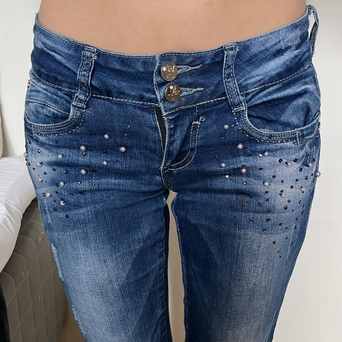 Lågmidjade Blå jeans med pärldetaljer och bootcut