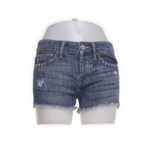 Lågmidjade shorts med detaljer - Jättecoola jeansshorts med detaljer! Vintage från american eagle. Jag har endast använt dom fåtal gånger men är köpt här på plick 😊🫶🏻