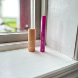 Isadora sminkpaket - Isadora Glow Stick i färgen ”24 SPARKLING BEIGE” & Isadora 10 Sec High Impact Length & Lift Mascara i färgen ”01 BLACK”. Highlightern är enbart swatchad på ren hand men har fått ett märke efter locket och mascaran är helt ny och oanvänd! Köptes för nypris 328kr! FÖRST TILL KVARN!