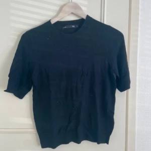 KÖP FRÅN MIN VINTED - En svart stickad tröja med rund hals och korta ärmar. Enkel och stilren modell som passar perfekt till jeans eller kjol. Mjuk och skön känsla tack vare det stickade materialet.