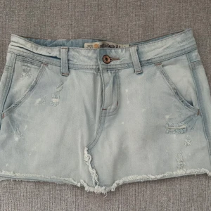 Vintage jeanskjol oanvänd - Vintage jeanskjol från Zara från tidigt 2000-tal. Kjolen är low waist i storlek xs och aldrig använd. 