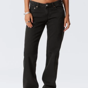 Svarta jeans från weekday - GARDEROBSRENSNING! Använda men super bra skick!!