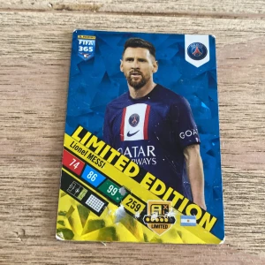 FIFA 365 Limited Edition - Lionel Messi - Samlar du på fotbollskort? Här är en Limited Edition-kort av Lionel Messi från Panini FIFA 365-serien! Perfekt för unga fans av PSG och Messi. Kortet har cool design, stats och är ett måste för din samling.