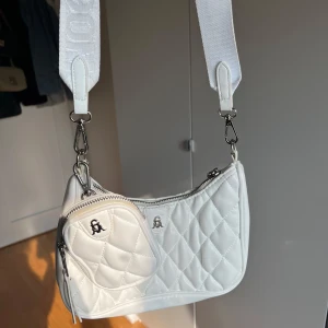 Vit väska - Säljer den här vita hand/axelväskan då jag inte använder den. Märker är Steve madden, köpt på Zalando. 
